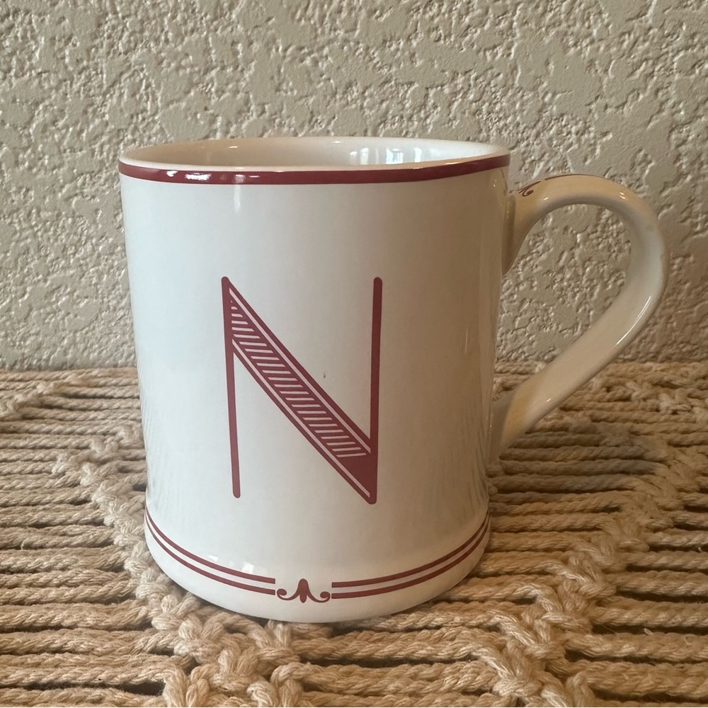 Sur la table Hand Crafted Monogramed N Stoneware Mug